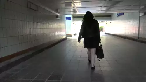 Curvy Babe mija abertamente na garagem pública